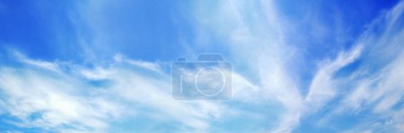 es ist Panorama schöner weißer Wolke auf blauem Himmel.