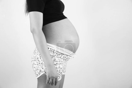 Téléchargez les photos : Portrait of black and white pregnant lady - en image libre de droit