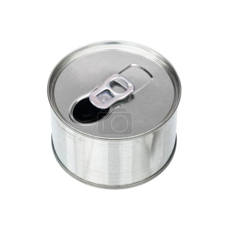 es una lata de aluminio abierta aislada en blanco.
