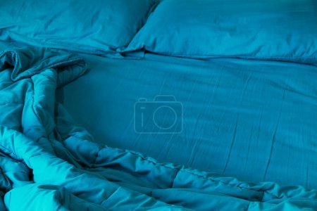 zerknüllte Bettwäsche nach dem Aufstehen für Muster und Hintergrund.