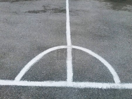 Tira blanca y línea curva en el asfalto o camino gris. El humano hizo esto en la calle..