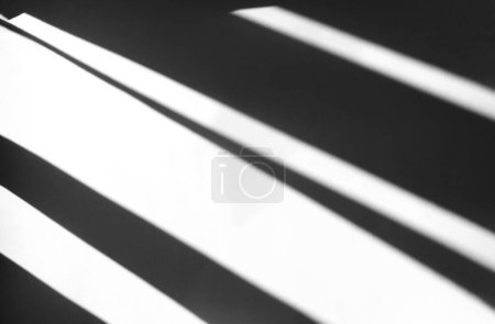 Nuance de lumière de la fenêtre sur le mur ou le sol dans un ton blanc et noir. Ombre sombre brille et isolé sur fond blanc en monochrome.