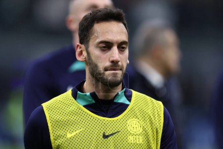 Téléchargez les photos : Hakan Calhanoglu of Fc Internazionale during the  Serie A match beetween Fc Internazionale and Hellas Verona at Stadio Giuseppe Meazza on January 14, 2023 in Milan  Italy . - en image libre de droit