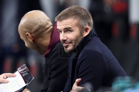 Foto de El ex jugador David Beckham mira durante el partido de la Uefa Champions League entre Ac Milan y el Paris Saint-Germain. - Imagen libre de derechos