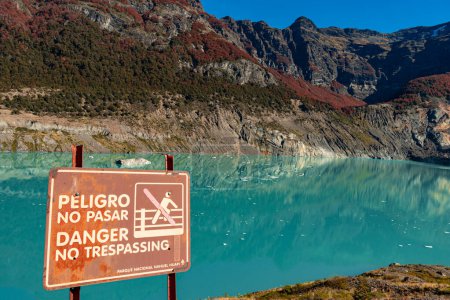 Téléchargez les photos : Glacier Ventisquero Black in cerro tronador, Patagonia Argentine Danger de ne pas empiéter - en image libre de droit