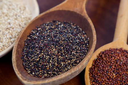 Téléchargez les photos : Quinoa noir gros plan dans une cuillère en bois, mise au point sélective - en image libre de droit