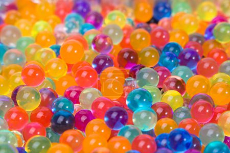 Boules transparentes colorées hydrogel orbeez, fond coloré. Concentration sélective.