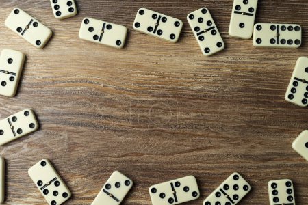 Dominoeffekt für Geschäftsideen, ein Stück Dominosteine auf hölzernem Hintergrund mit negativem Raum, Strategie und erfolgreichen Interventionen, Brettspiel, Indoor-Aktivitäten