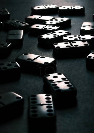 Domino-Effekt für Geschäftsideen, zwei Dominosteine im grauen Hintergrund mit negativem Raum, Strategie und erfolgreiche Interventionen, Brettspiel, Indoor-Aktivitäten, Unternehmensberater