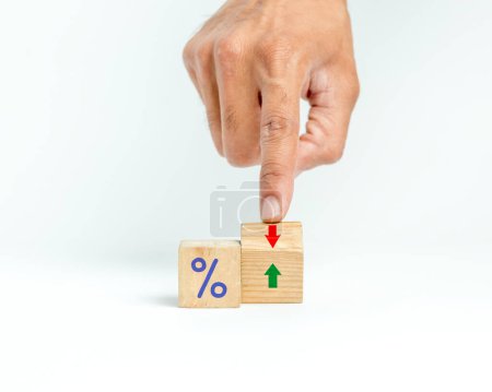 symboles financiers, blocs de bois avec flèche rouge et verte montrant la prévision et le symbole de pourcentage