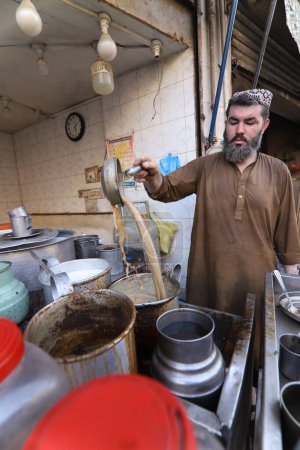 Téléchargez les photos : Karachi Pakistan mars 2021, homme faisant le thé à la célèbre et ancienne rue de la nourriture de Karacht, restaurants de Karachi. - en image libre de droit