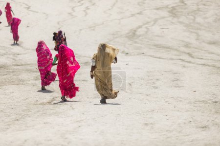 Foto de Hingol Pakistán marzo 2022, Mujeres peregrinas yatris hindúes visitan volcanes de barro que se encuentran en la aldea de Sapat y realizan allí ciertas pujas y rituales como parte de la peregrinación Hinglaj, mujeres hindúes con vestidos tradicionales coloridos. - Imagen libre de derechos