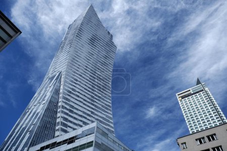 Téléchargez les photos : Architecture moderne en verre dans l'espace financier, reflets et ciel bleu à Varsovie, Pologne - en image libre de droit