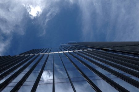 Téléchargez les photos : Fond abstrait avec bâtiment en verre moderne et reflets du ciel bleu - en image libre de droit