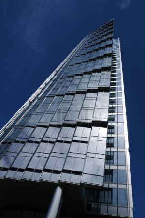 Téléchargez les photos : Architecture moderne en verre dans l'espace financier, reflets et ciel bleu à Varsovie, Pologne - en image libre de droit