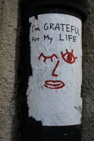 Téléchargez les photos : Message spirituel sur la gratitude sur la rue de la ville bâtiment en béton - en image libre de droit