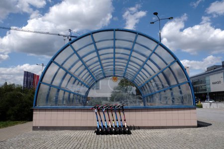 Téléchargez les photos : Varsovie, Pologne - 5 août 2023. Station de métro Ulica Switokrzyska (rue Sainte Croix) contre un ciel bleu nuageux, Varsovie, Pologne - en image libre de droit