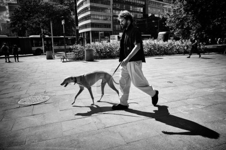 Téléchargez les photos : Homme avec chien en ville - en image libre de droit