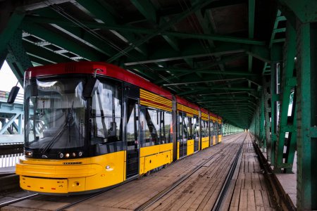 Téléchargez les photos : Tram sur le pont Gdanski, pont en treillis d'acier traversant la Vistule à Varsovie, Pologne - en image libre de droit