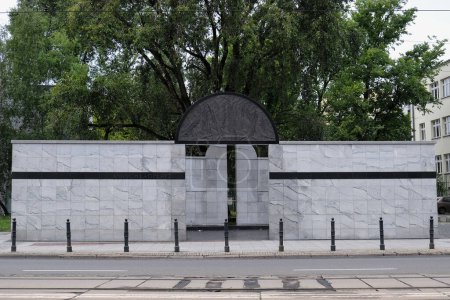 Foto de Umschlagplatz Monument-Wall, un monumento situado en Varsovia en la calle Stawki, en el antiguo patio de carga, donde de 1942 a 1943 los alemanes transportaron a más de 300.000 judíos desde el gueto de Varsovia al campo de exterminio en Treblinka en el distrito de Lublin, Polonia - Imagen libre de derechos