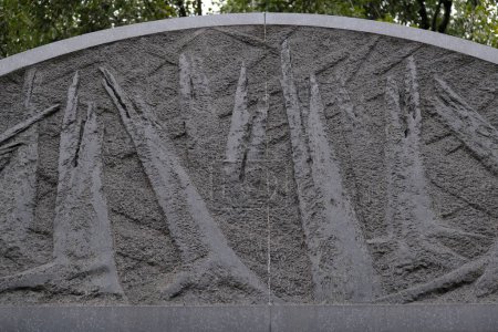 Téléchargez les photos : Umschlagplatz Monument-mur, un monument situé à Varsovie à Stawki Street, dans l'ancienne cour de chargement, où de 1942 à 1943 les Allemands ont transporté plus de 300.000 Juifs du ghetto de Varsovie au camp de la mort à Treblinka dans le district de Lublin, Pologne - en image libre de droit
