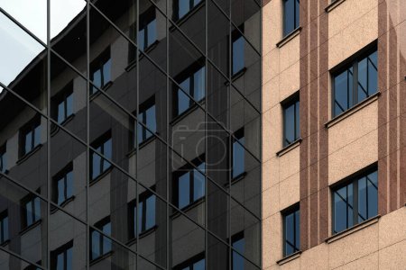 Foto de Edificio de fachada exterior y reflejos, líneas y elementos de formas - Imagen libre de derechos