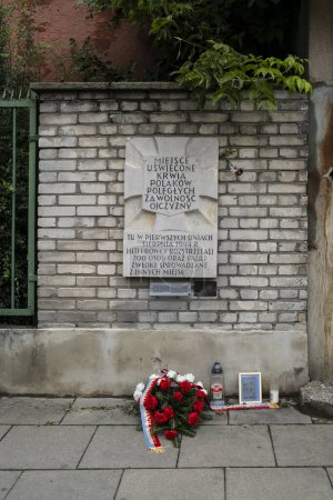 Foto de Varsovia, Polonia - 5 de agosto de 2023. el signo conmemorativo "Un lugar santificado por la sangre de los polacos que murieron por la libertad de su patria" - Imagen libre de derechos