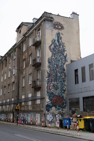 Téléchargez les photos : Varsovie, Pologne - 5 août 2023. Paysage urbain avec Swanski Journée mondiale des océans murale, street art, dans la ville de Varsovie, capitale de la Pologne. - en image libre de droit