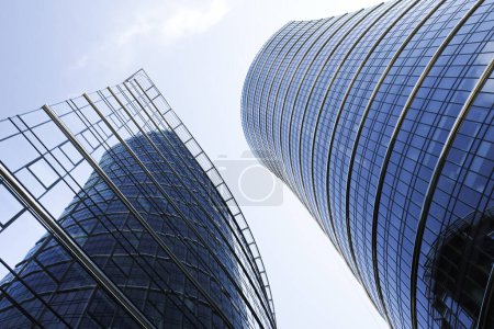 Foto de Arquitectura moderna en el área financiera, reflexiones y cielo azul en Varsovia, Polonia - Imagen libre de derechos