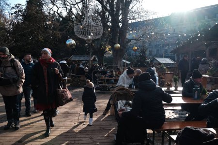 Foto de Ginebra, Suiza - 11 de diciembre de 2022. Ambiente mágico en el mercado de Navidad Noel au Jardín en jardines ingleses (Jardín Anglais) en la orilla del lago de Ginebra, Suiza - Imagen libre de derechos