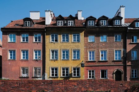 Die mittelalterliche Stadtmauer und die erstaunlichen alten Fassadenbauten in der Altstadt von Warschau, der Hauptstadt Polens