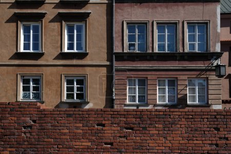 Die mittelalterliche Stadtmauer und die erstaunlichen alten Fassadenbauten in der Altstadt von Warschau, der Hauptstadt Polens