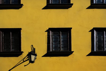 Téléchargez les photos : Extérieur, beau bâtiment de mur jaune avec des fenêtres et des ombres dans la vieille ville, Stare Miasto, de Varsovie, capitale de la Pologne - en image libre de droit