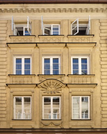 Foto de Fondo exterior, hermoso edificio de pared amarilla con ventanas y sombras en el casco antiguo, Stare Miasto, de Varsovia, capital de Polonia - Imagen libre de derechos