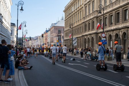 Foto de WARSAW, POLONIA - 1 DE JULIO DE 2018. Gente en el casco antiguo Stare Miasto Varsovia, la capital de Polonia, con restaurantes, callejuelas de adoquines y edificios medievales - Imagen libre de derechos