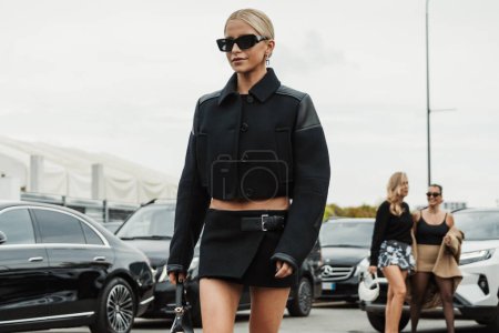 Téléchargez les photos : Caroline Caro Daur porte tout Prada, vu en dehors du défilé PRADA pendant la Fashion Week de Milan Vêtements Femme Printemps / Eté 2024. - en image libre de droit