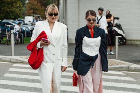 Téléchargez les photos : Invités vus en dehors du défilé PRADA pendant la Fashion Week de Milan Vêtements Femme Printemps / Eté 2024. - en image libre de droit