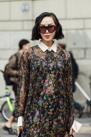 Foto de Chriselle Lim lleva gafas de sol Max Mara marrones y un largo vestido floral multicolor visto fuera del espectáculo MAX MARA durante la Semana de la Moda de Milán Ropa de mujer Primavera / Verano 2024. - Imagen libre de derechos