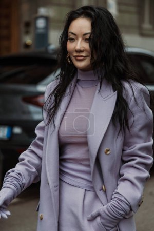 Foto de Jessica Wang lleva todo el atuendo lila, visto fuera del espectáculo MAX MARA durante la Semana de la Moda de Milán Ropa de mujer Primavera / Verano 2024. - Imagen libre de derechos