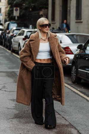 Téléchargez les photos : Caro Daur portant tous les Max Mara, vu à l'extérieur du défilé MAX MARA pendant la Fashion Week de Milan Vêtements Femme Printemps / Eté 2024. - en image libre de droit