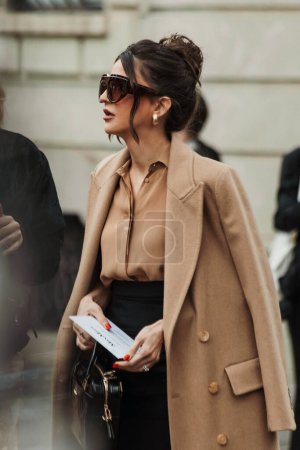 Téléchargez les photos : Alexandra Pereira porte un manteau beige, une jupe noire, une chemise boutonnée, un sac, vu à l'extérieur du défilé MAX MARA pendant la Fashion Week de Milan Vêtements Femme Printemps / Eté 2024. - en image libre de droit