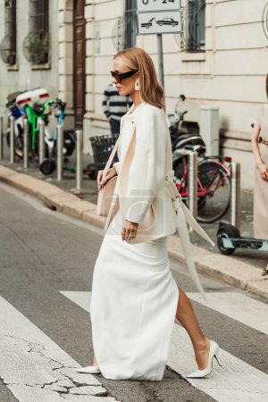 Foto de Viktoria Rader usa chaqueta blanca, vestido, bolso beige, tacones blancos, fuera del espectáculo MAX MARA durante la Semana de la Moda de Milán Ropa de mujer Primavera / Verano 2024. - Imagen libre de derechos