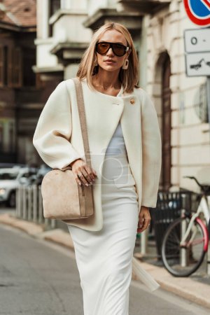 Foto de Viktoria Rader usa chaqueta blanca, vestido, bolso beige, tacones blancos, fuera del espectáculo MAX MARA durante la Semana de la Moda de Milán Ropa de mujer Primavera / Verano 2024. - Imagen libre de derechos