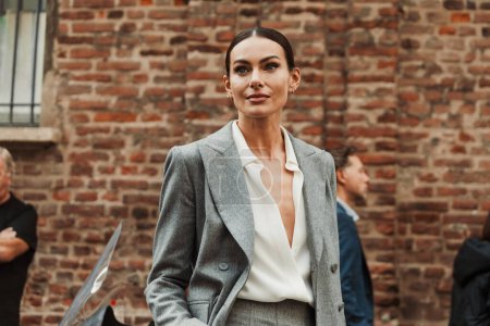 Foto de Paola Turani lleva traje gris y blusa blanca, fuera del espectáculo MAX MARA durante la Semana de la Moda de Milán Ropa de mujer Primavera / Verano 2024. - Imagen libre de derechos