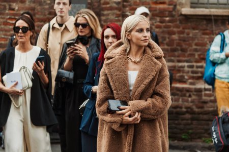 Foto de Caro Daur lleva todo Max Mara, visto fuera del espectáculo MAX MARA durante la Semana de la Moda de Milán Ropa de mujer Primavera / Verano 2024. - Imagen libre de derechos