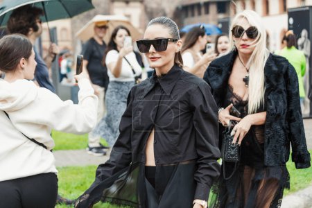 Foto de Olivia Palermo fuera de Alberta Ferretti espectáculo durante la Semana de la Moda de Milán Ropa de mujer Primavera / Verano 2024. - Imagen libre de derechos