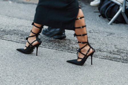 Téléchargez les photos : Détails de la mode en dehors du défilé Versace pendant la Fashion Week de Milan Vêtements Femme Printemps / Eté 2024. - en image libre de droit