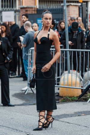Téléchargez les photos : Un invité en dehors du défilé Versace pendant la Fashion Week de Milan Vêtements Femme Printemps / Eté 2024. - en image libre de droit