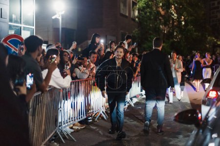 Téléchargez les photos : Cole Sprouse en dehors du défilé Versace pendant la Fashion Week de Milan Vêtements Femme Printemps / Eté 2024. - en image libre de droit