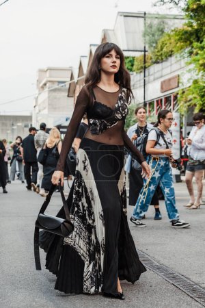 Foto de Un invitado fuera del show de Antonio Marras durante la Semana de la Moda de Milán Ropa Mujer Primavera / Verano 2024. - Imagen libre de derechos